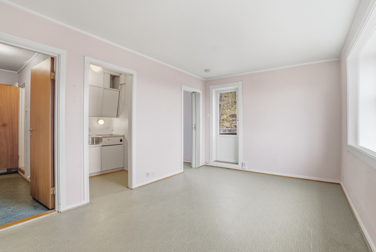 Fra stuen er det utgang til balkong på 14 kvm Galleribilde