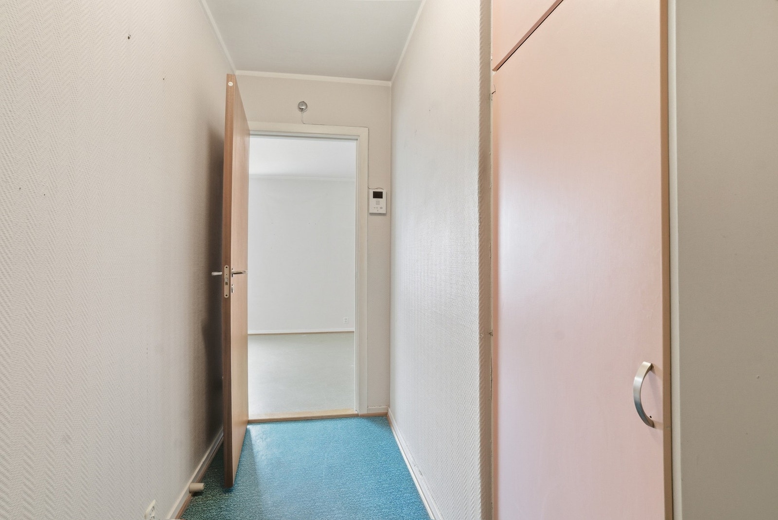 Velkommen inn! - Entré med plassbygde skap Galleribilde