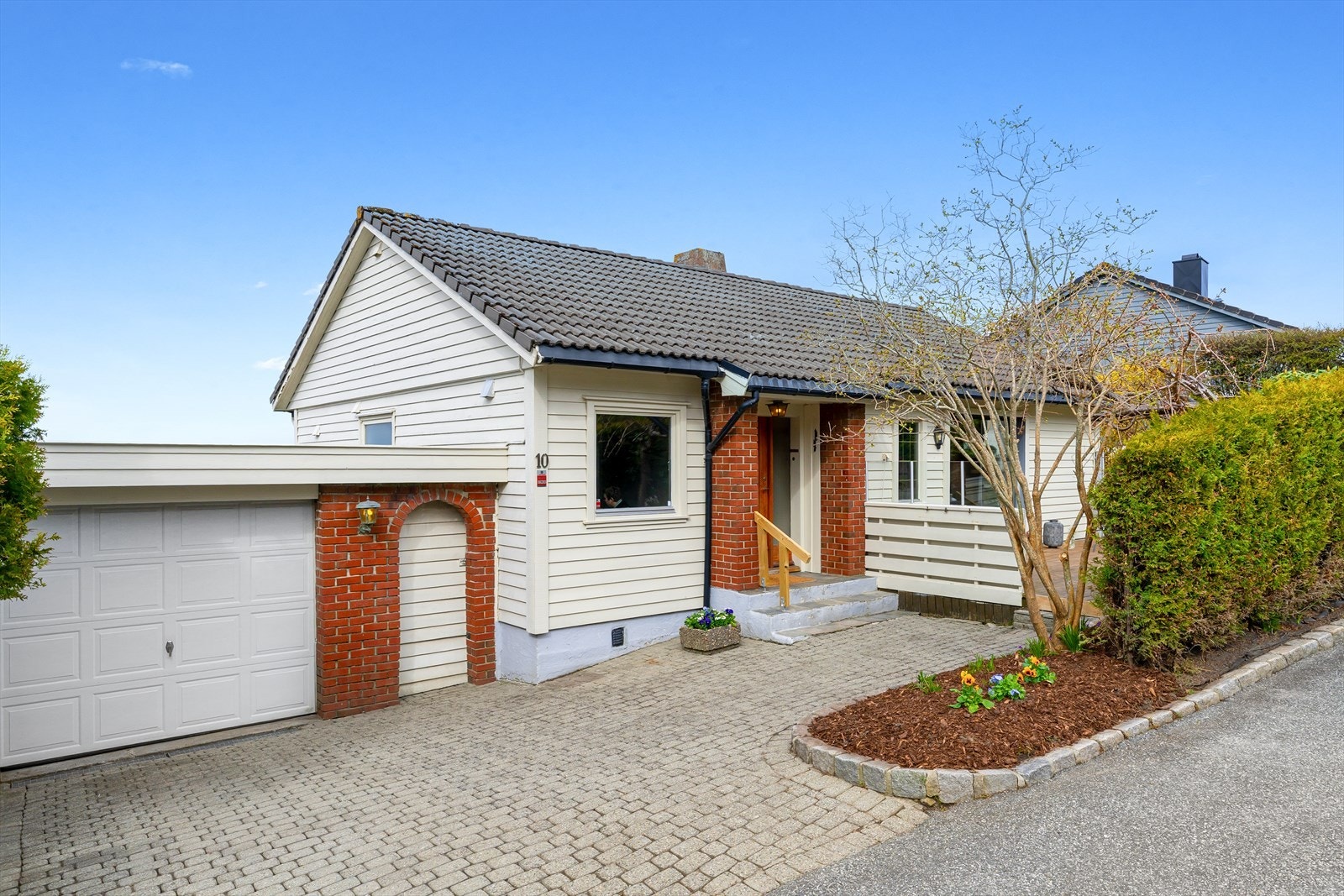 Parkering i garasje og på egen tomt. Galleribilde