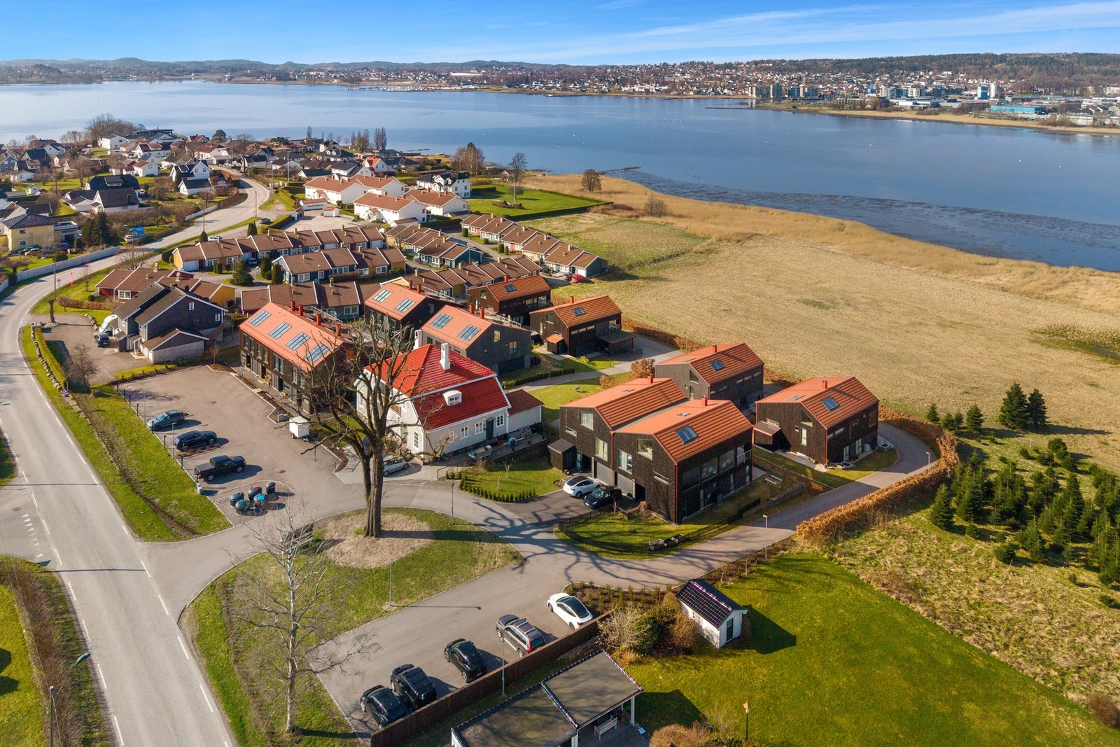kort avstand til dagligvarebutikker, Olsrød Park, Tolvsrød, Slagenhallen, treningssentre, barneskole og barnehager. I tillegg er det kort vei til flotte tur- og rekreasjonsområder som Kirkeskogen og Søndre Slagen og Klopp badestrand- og med nærhet til Hus Galleribilde