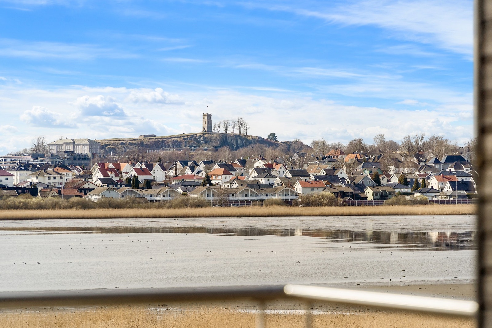 Flott utsikt over sjøen og innseilingen til Tønsberg. Galleribilde