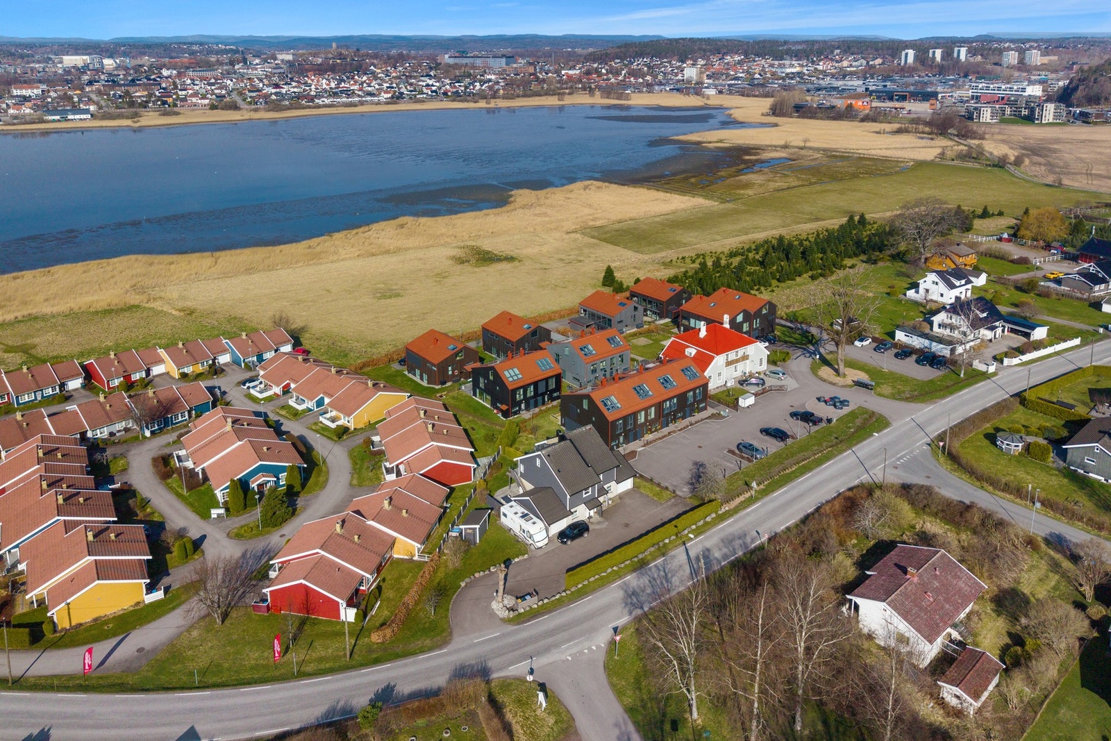 Eiendommen ligger på Nedre Råel, et svært attraktivt boligområde med gode solforhold. Området har rolige omgivelser rett ved naturvernområde. Like ved finnes gang- og sykkelsti som går over jordene til Kilen handelssenter og Kilden Kinosenter, noe som gj Galleribilde