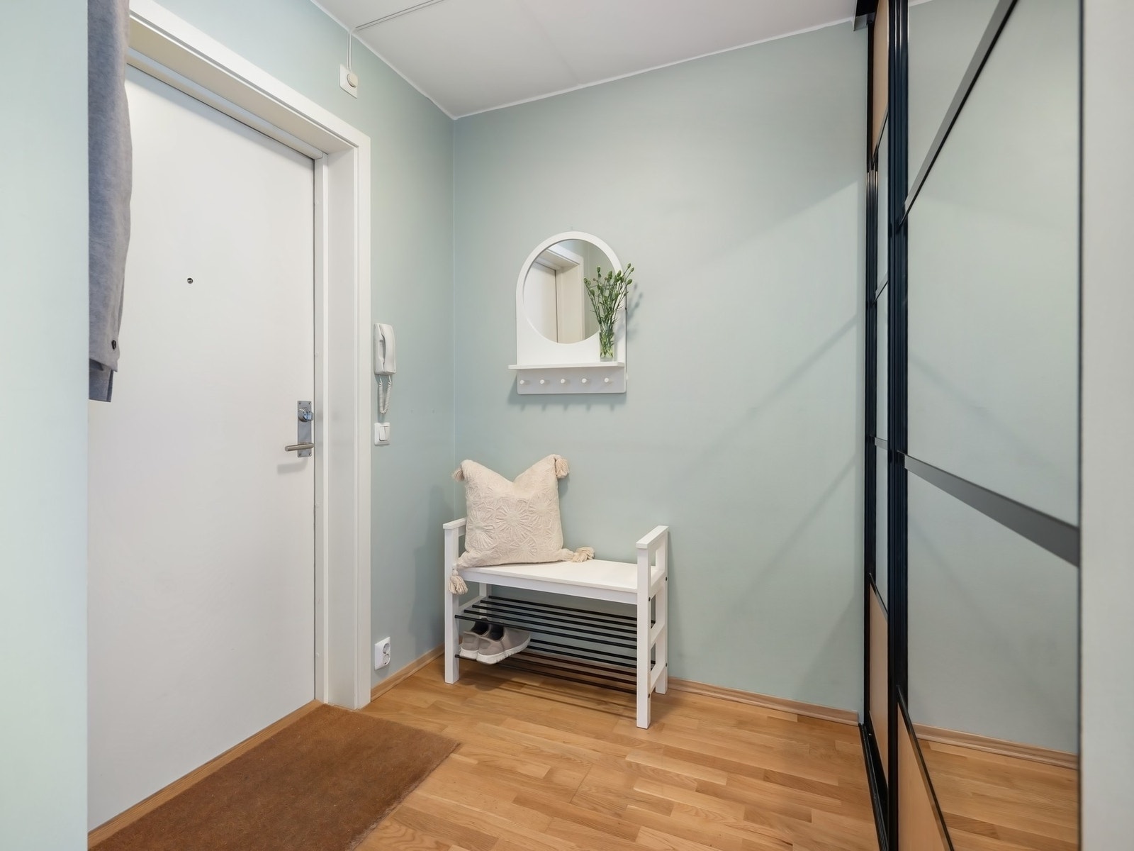 En lys og innbydende entré med god plass til yttertøy og sko. Galleribilde