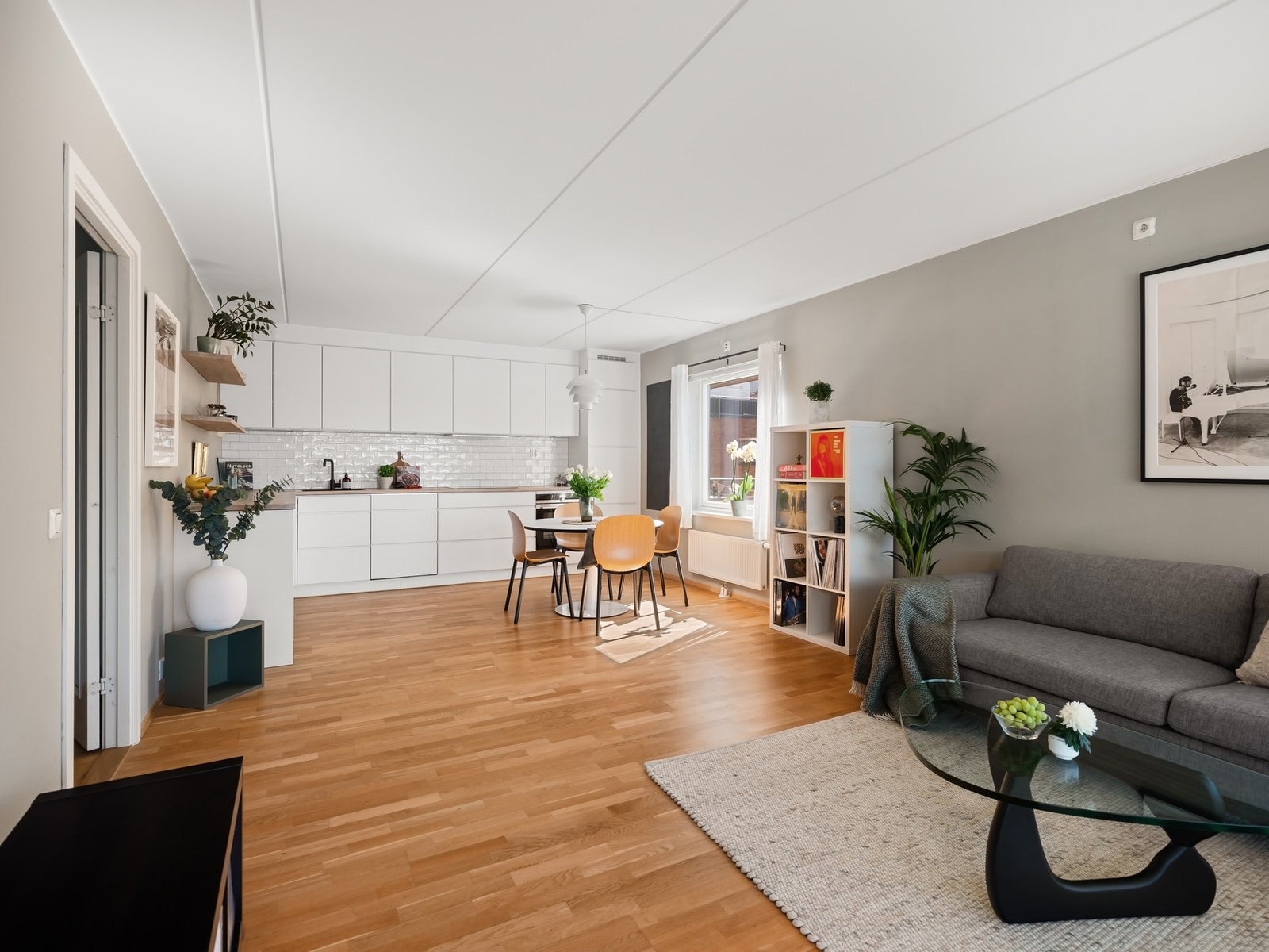 Det er mulighet for individuell nedbetaling på hele eller deler av fellesgjeld (IN- ordning) Ved full innfrielse vil felleskostnader redusere til kr. 4.067,- inkl. garasje og fyring Galleribilde
