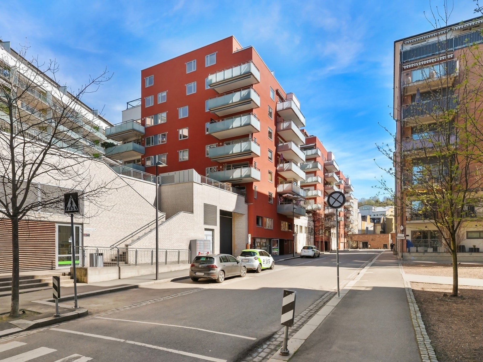 Her bor du attraktivt til med butikker, treningssenter, servicetilbud og kort vei til sentrum, Bjørvika og flotte grøntområder. Galleribilde