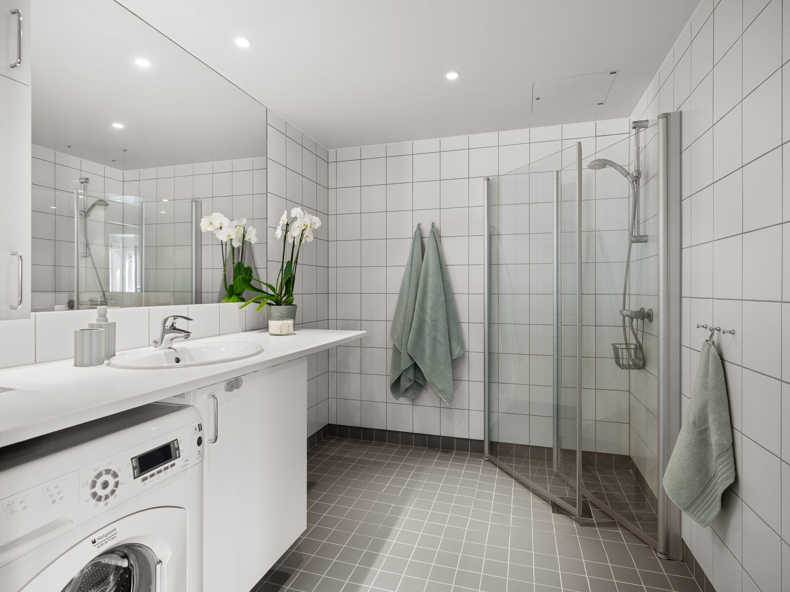 Pent flislagt baderom med downlights og gulvvarme Galleribilde