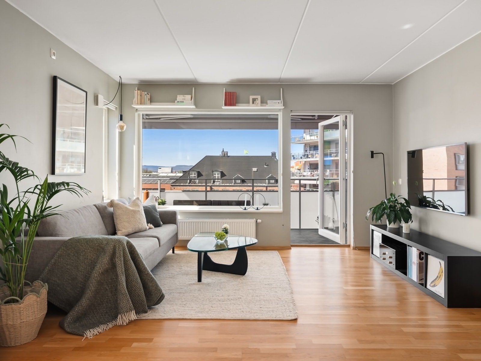 Fra stuen er det utgang til balkongen med flott utsyn Galleribilde
