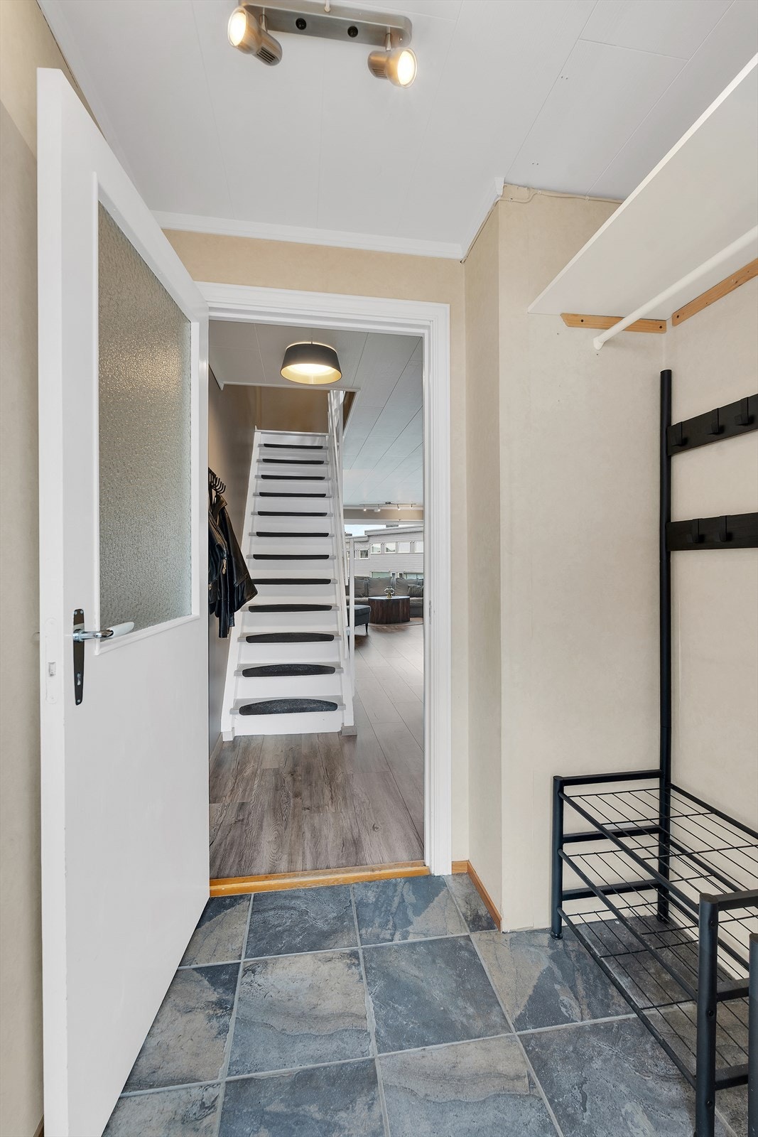 Velkommen inn til entre med plass til å henge i fra seg klær og sko Galleribilde