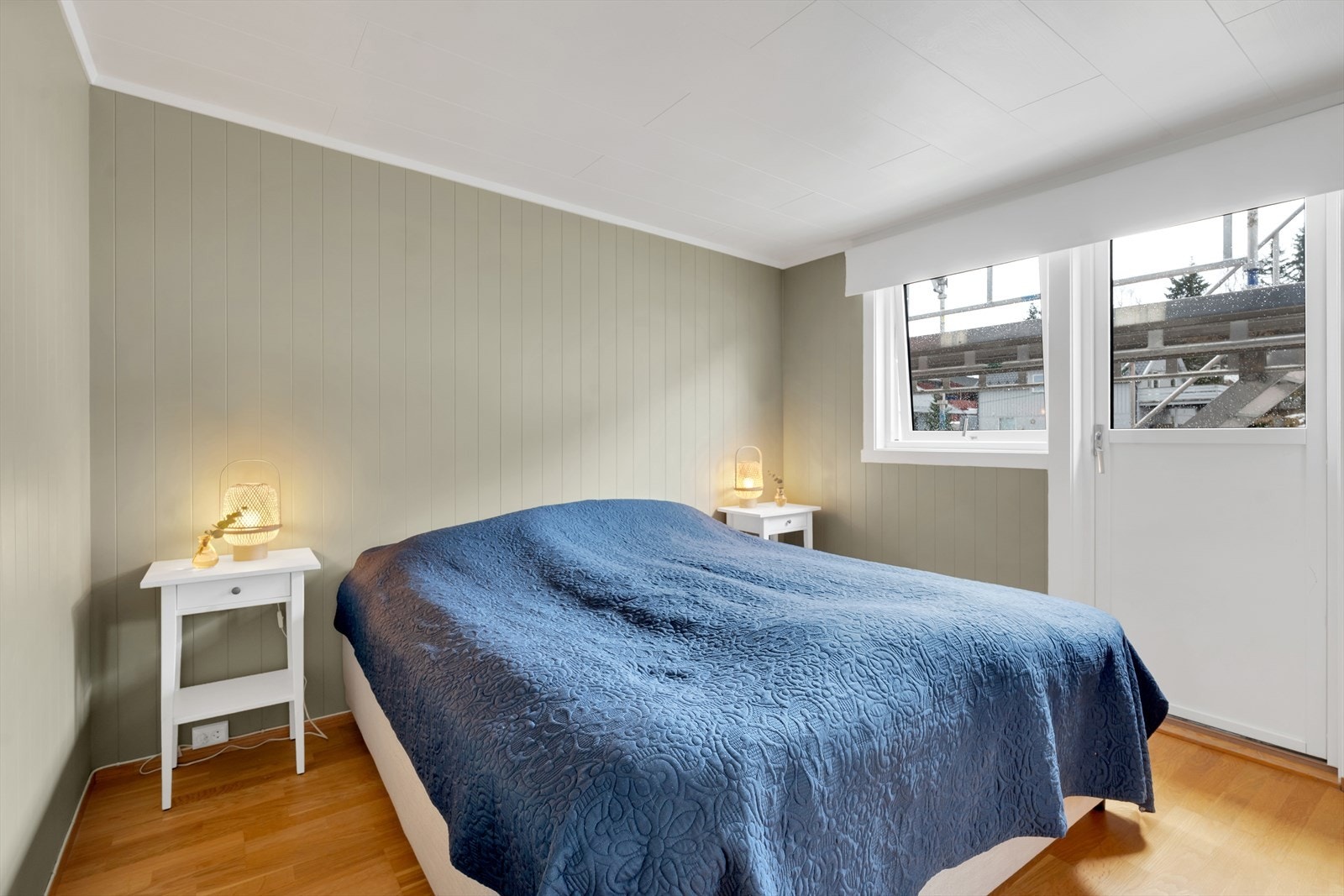Fint og romslig soverom 1 med utgang til en av Tromsøs's beste utsiktspunkt for nyttårsfyrverkeriet fra Fjellheisen Galleribilde