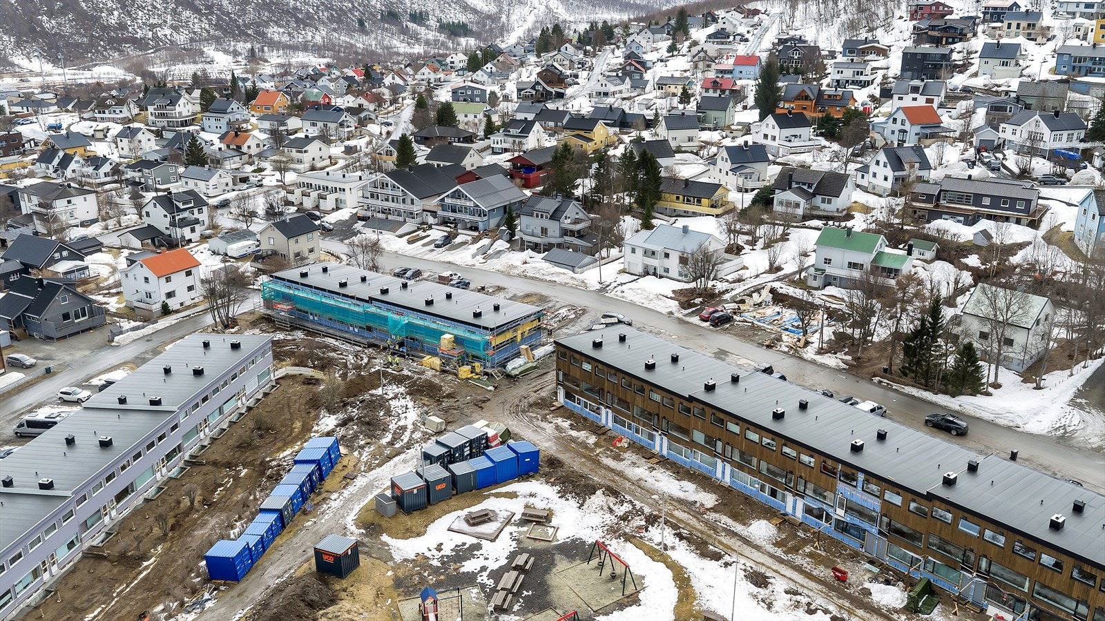 I området finner man lekeplass, barnehager, skole og butikk. Heller ikke langt til Pyramiden kjøpesenter. Galleribilde