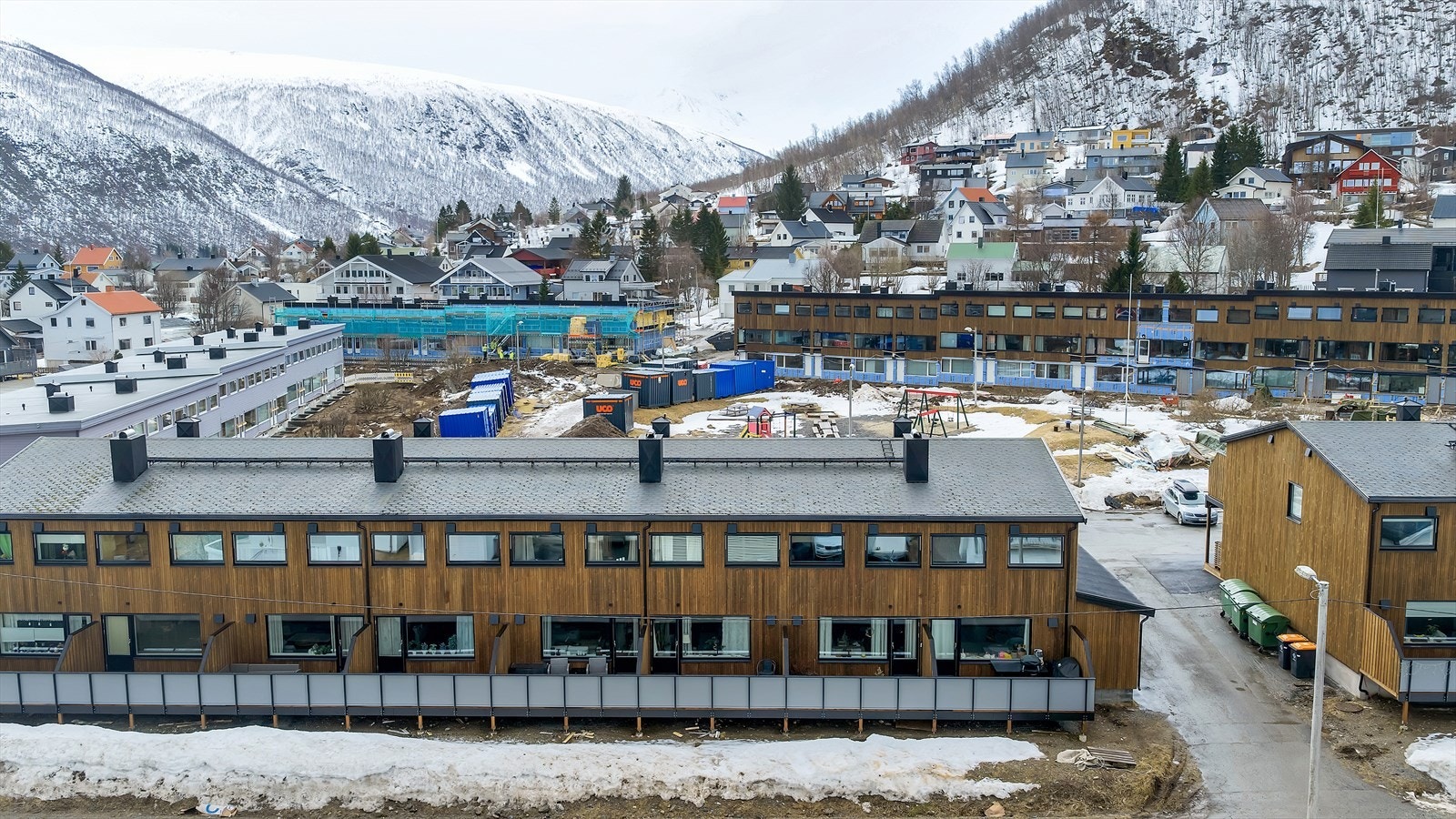Utvendig holder de på med å etterisolere, ny kledning, nye vinduer og dører, nye balkonger, ny ventilasjon, elektrisk arbeid og mye mer. Myrvegen 31 vil også få en egen sportsbod etter endt renovering Galleribilde