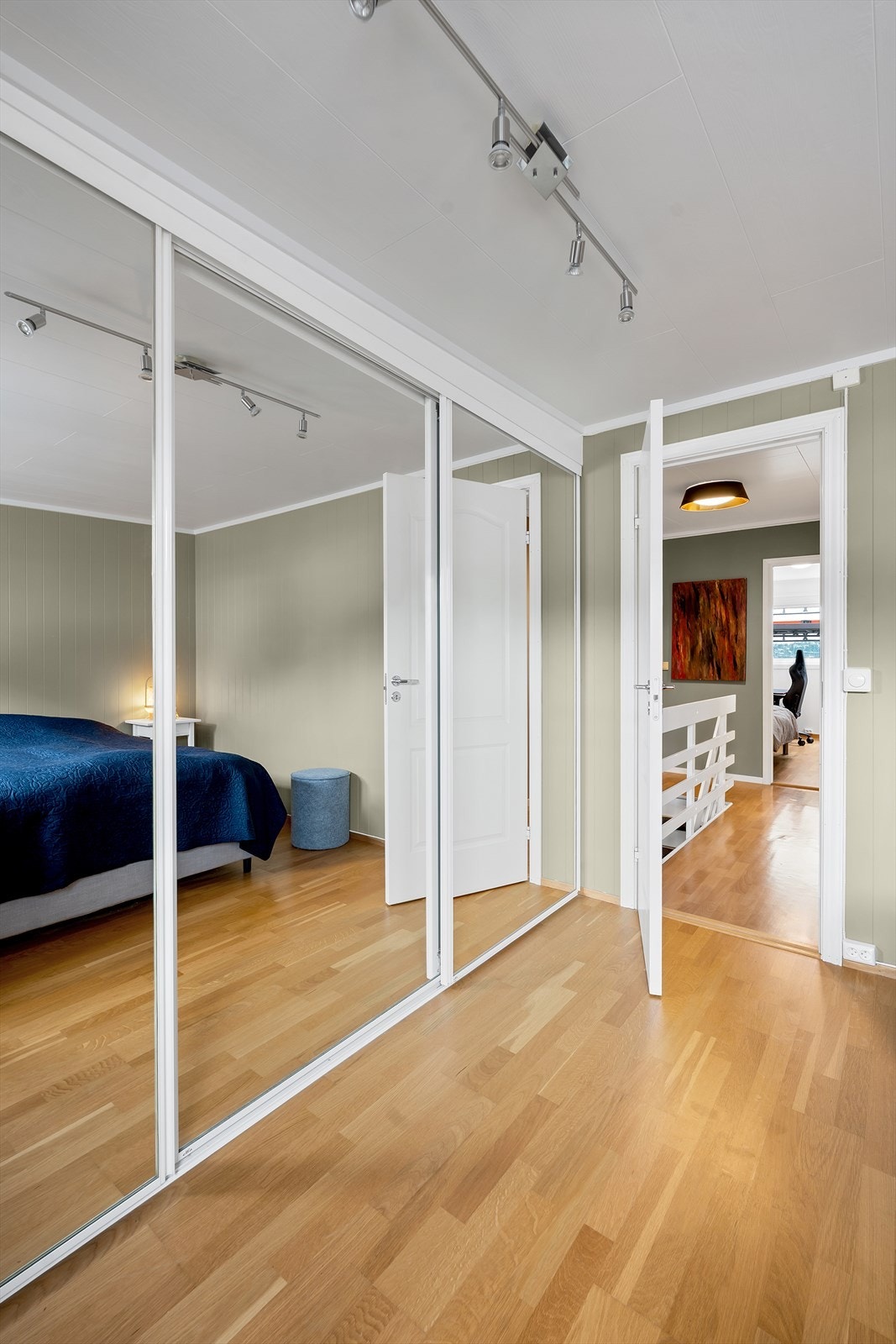 Stor og praktisk speilgarderobe Galleribilde