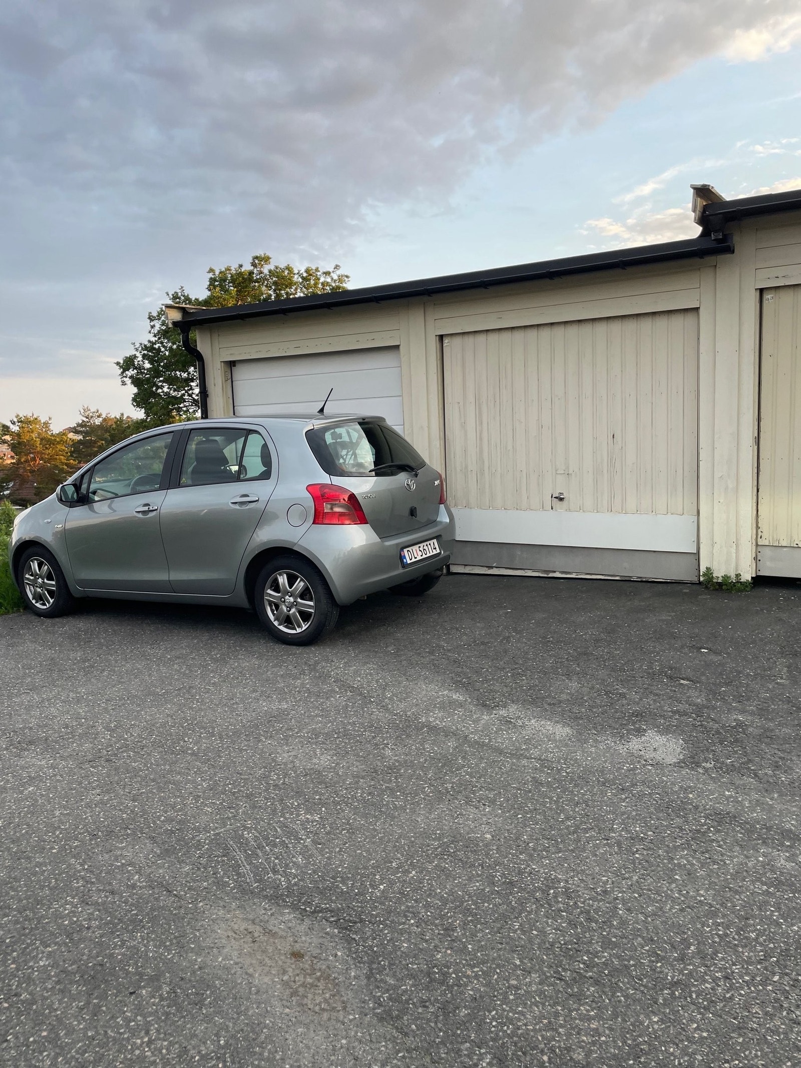 Tilhørende til leiligheten er det en garasje i rekke. I tillegg er det godt med gjesteparkeringsplasser, både utenfor og langs Speiderveien. Galleribilde