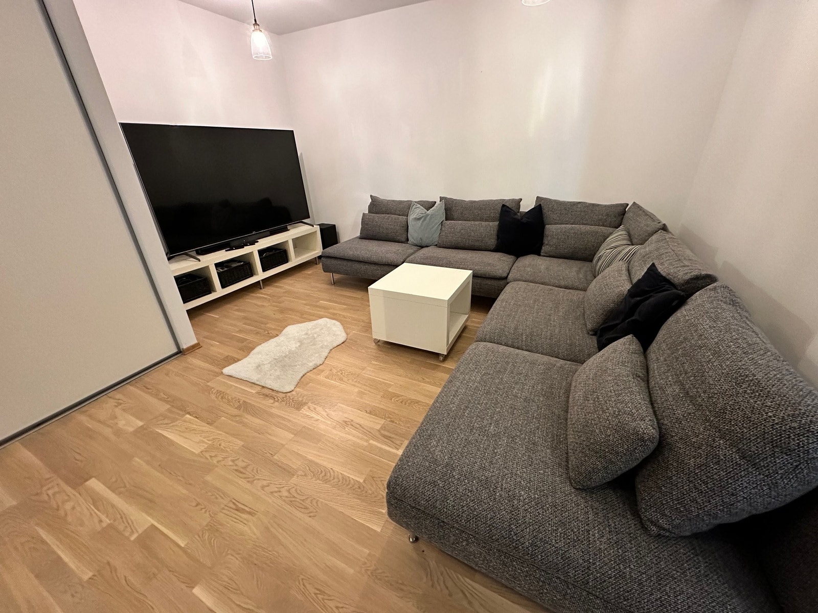 Det er i tillegg en stor stue i underetasjen. Denne er benyttet til TV-stue i dag. Galleribilde