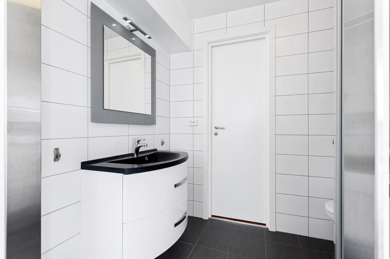 Håndvask med skap og dusjnisje. Galleribilde
