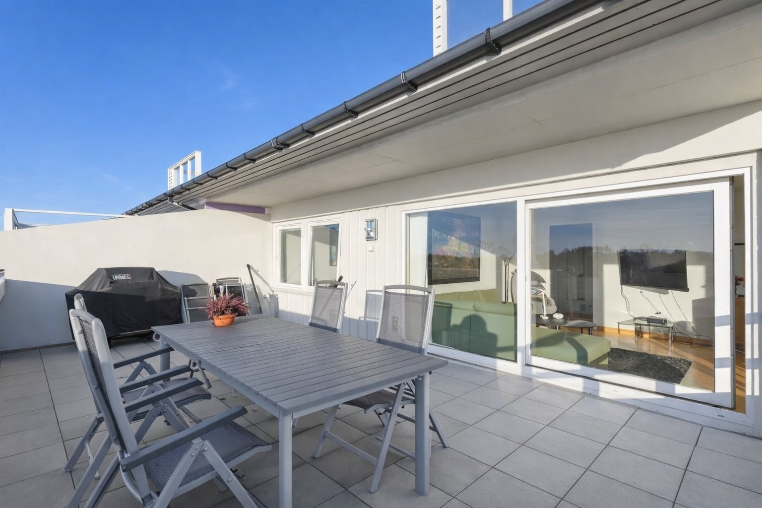 God stor terrasse, plass til både spisebord og ute-sofa. Galleribilde