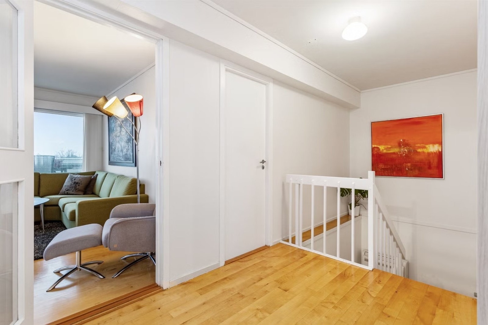 Gang i overetasjen med inngang til hovedsoverommet. Galleribilde