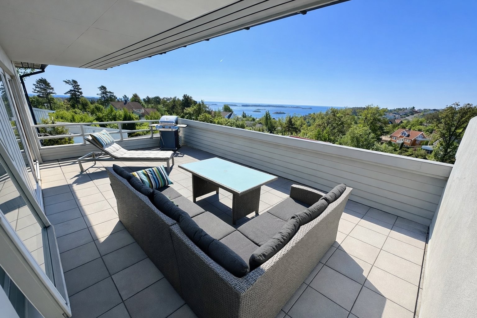 Stor terrasse med sol fra morgen til kveld. Galleribilde