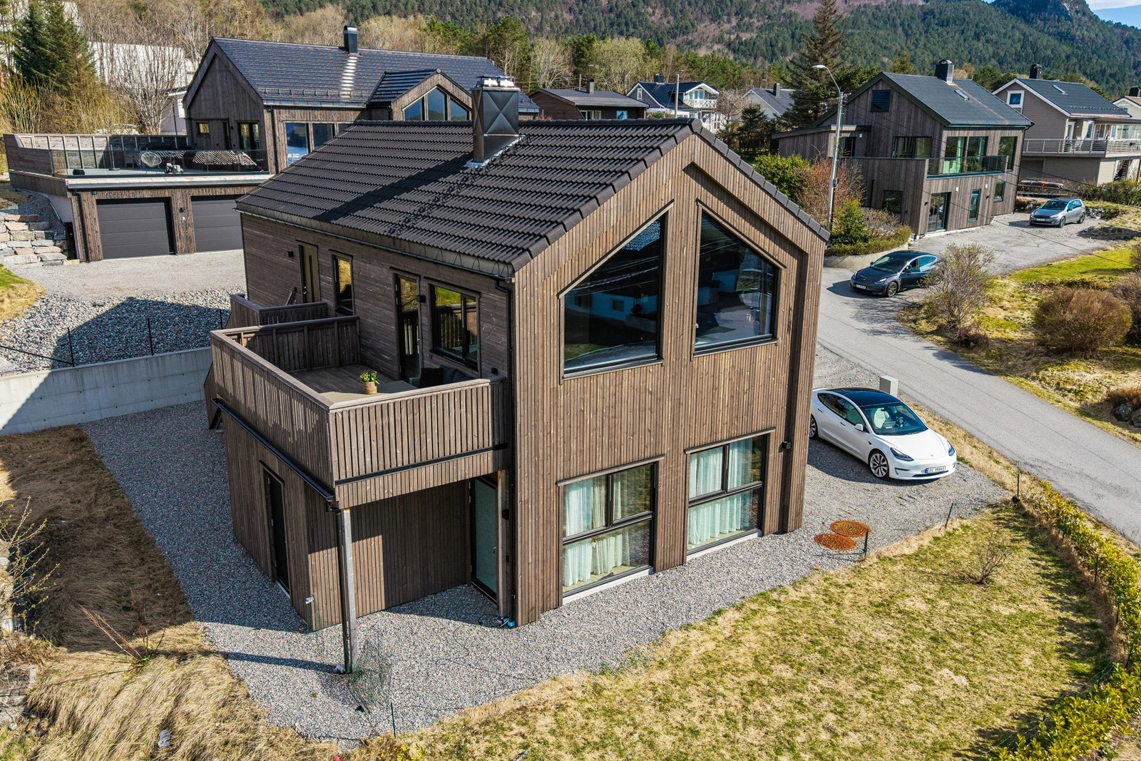 PrivatMegleren presenterer en meget flott horisontaldelt tomannsbolig fra 2023 - Galleribilde