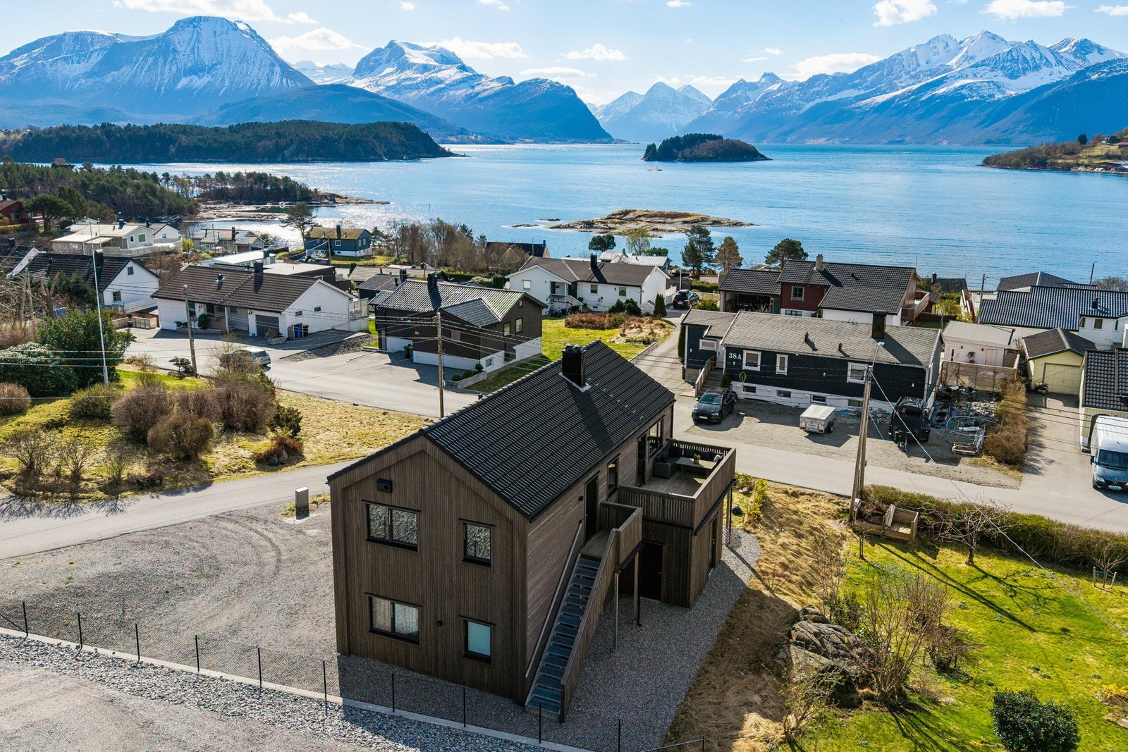 Fra eiendommen er det gangavstand til fine turområder, skoler, barnehager, busstopp og daglige servicetilbud. Velkommen til visning! Galleribilde