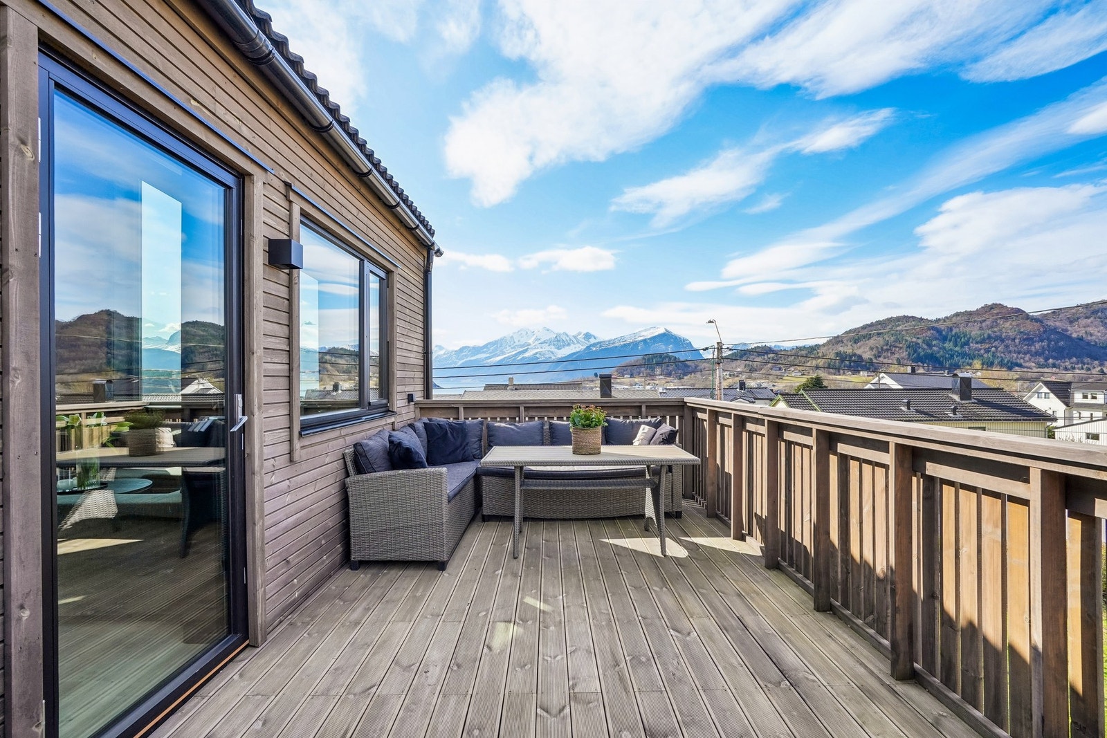 Det er opplagt lys og strøm på terrassen. Solen nytes fra ca. kl. 08-22 i sommerhalvåret. Galleribilde