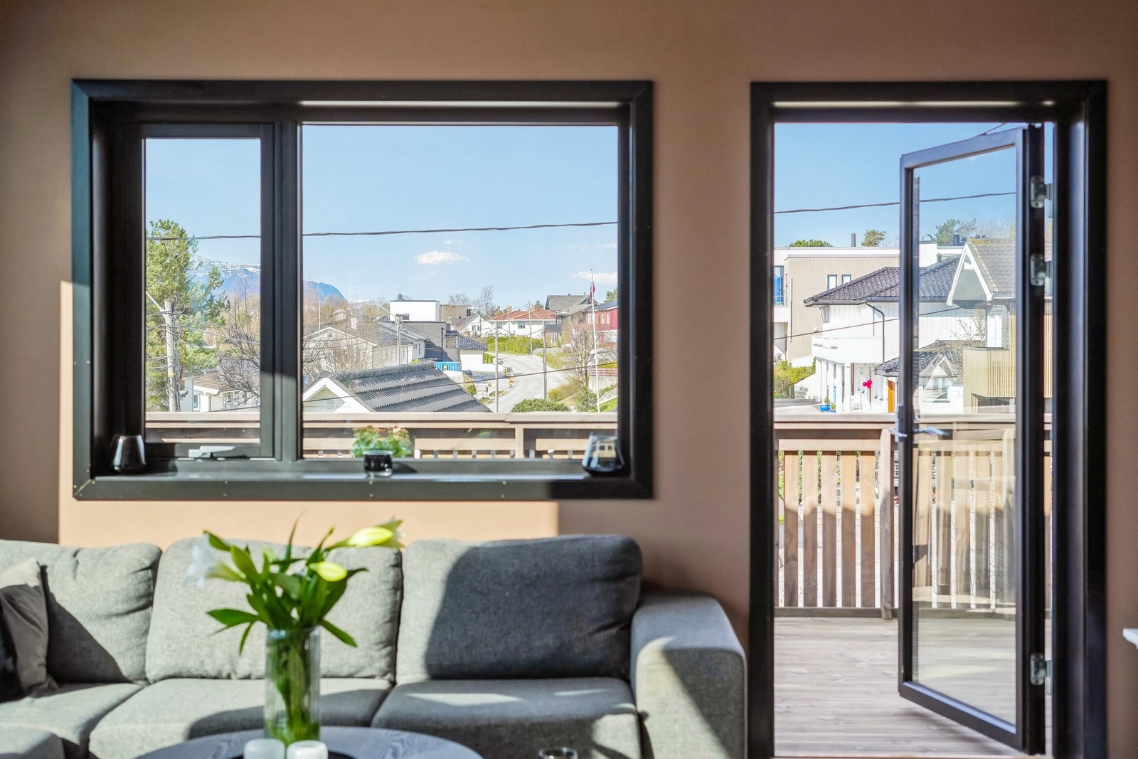 Fra stuen er det utgang til en solrik, sørvestvendt terrasse - perfekt for lange sommerdager, morgenkaffen i solen og hyggelige kvelder utendørs. Galleribilde