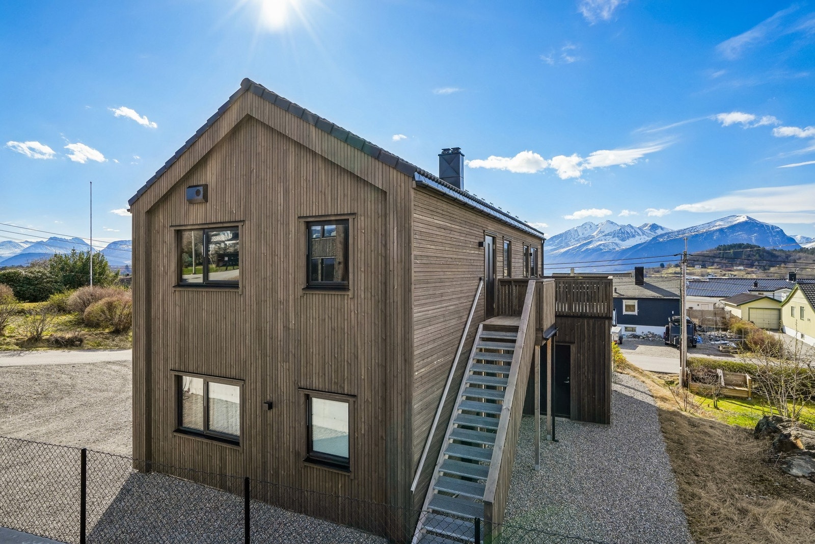 Det er ifølge selger to parkeringsplasser per boenhet. Galleribilde