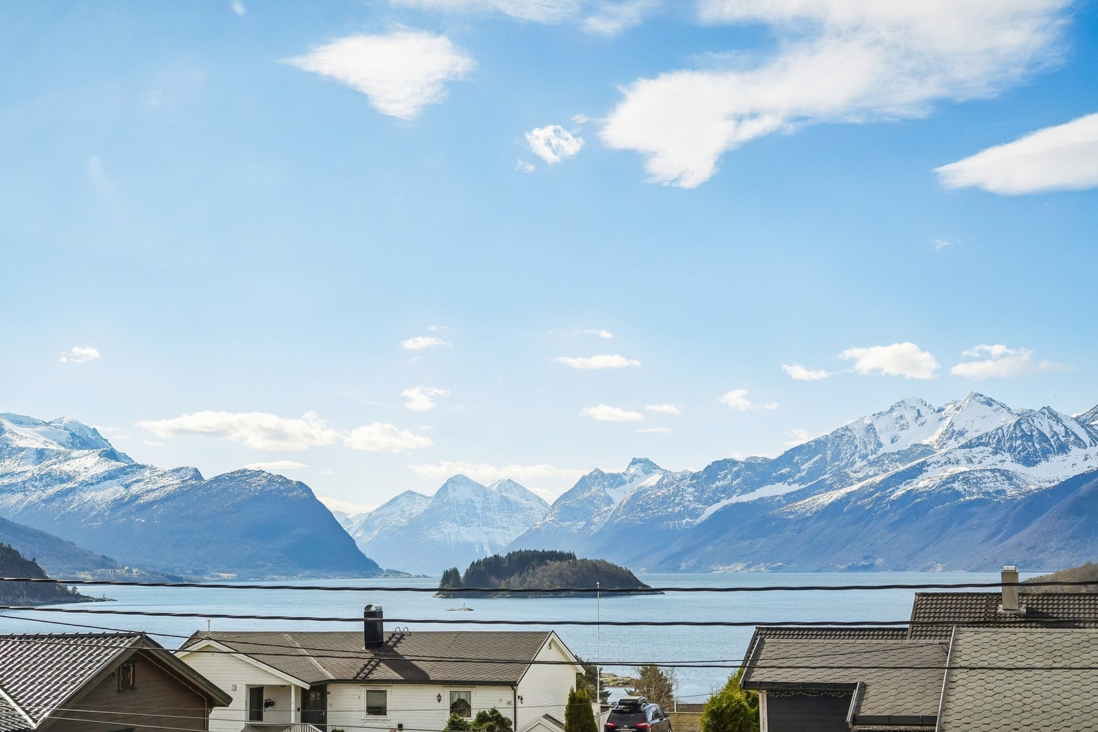 - med ypperlige solforhold og fantastisk utsikt mot Flisholmen, Storfjorden, Hjørundfjorden, og Sunnmørsalpene. Galleribilde