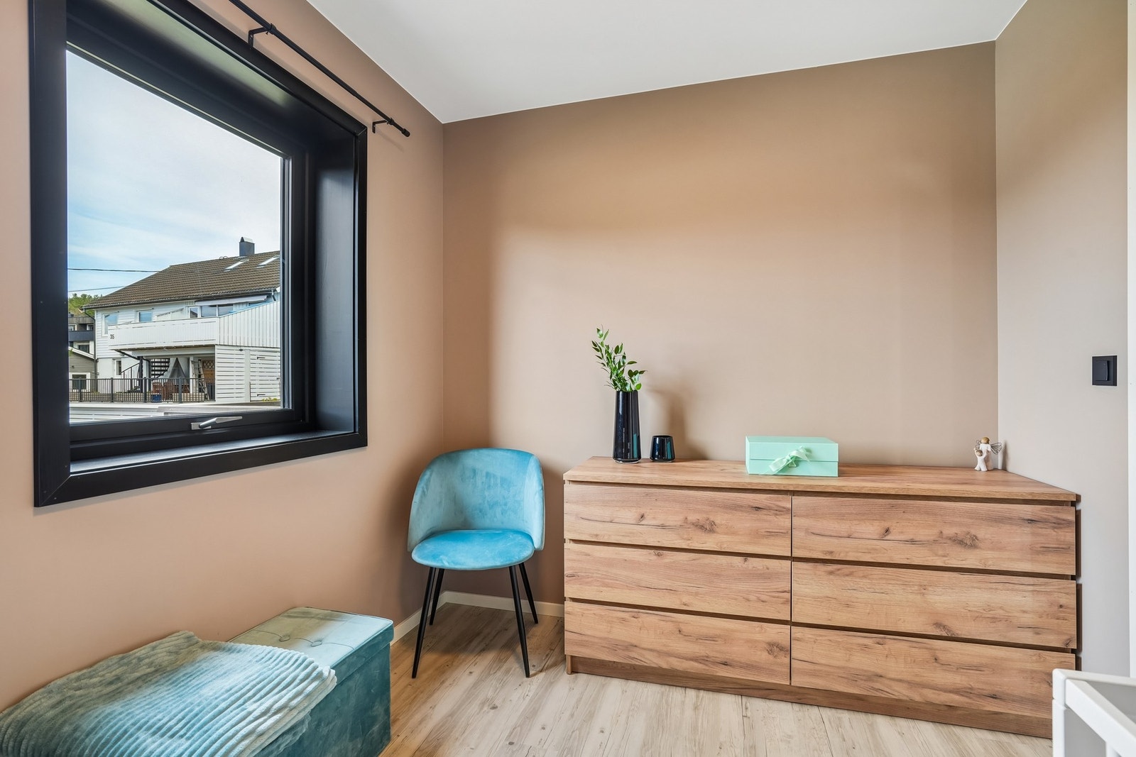 Det er god plass til ønsket sengestørrelse og garderobeløsning. Galleribilde