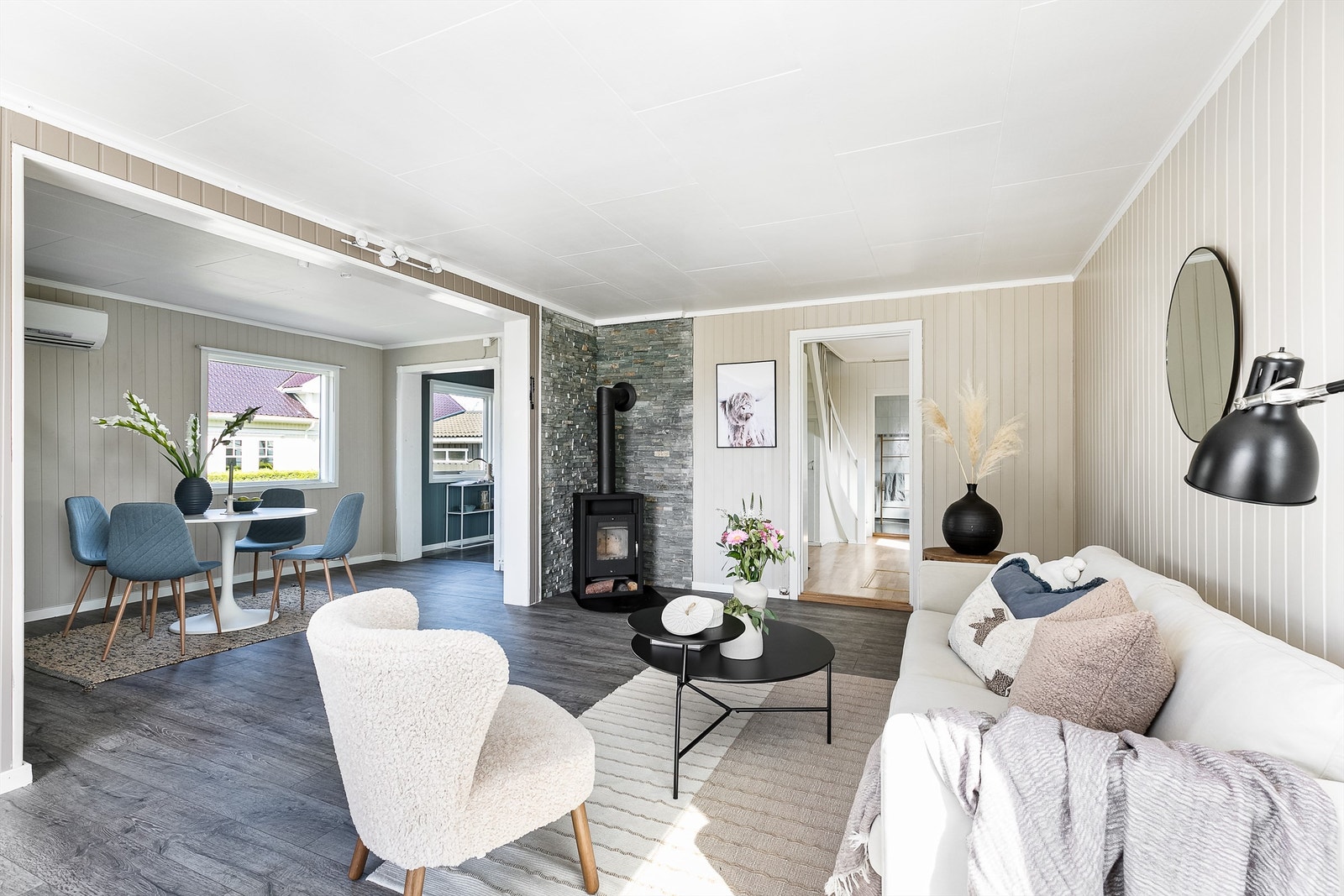 Første etasje har frem til nylig vært forbeholdt boligens aktive rom stuen, spisestuen og kjøkkenet. Spisestuen er nå omgjort til soverom. Galleribilde