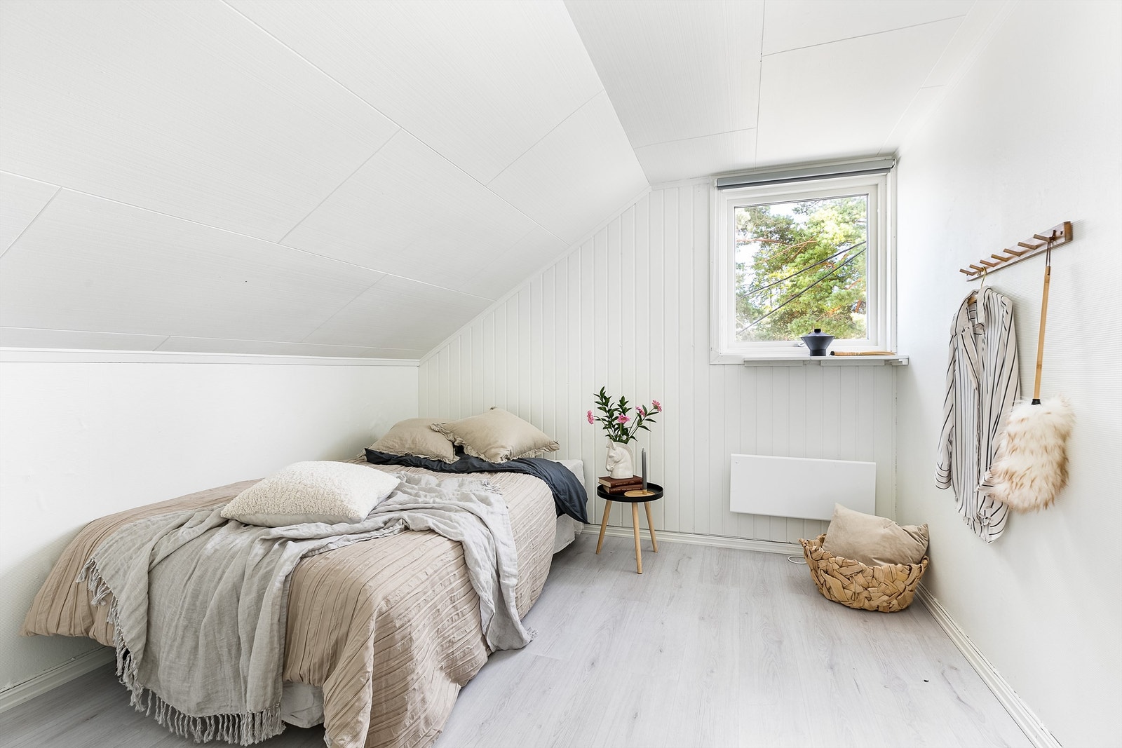 Med over 10 kvm. gulvflate er soverom II i andre etasje et velfungerende barnerom. Galleribilde