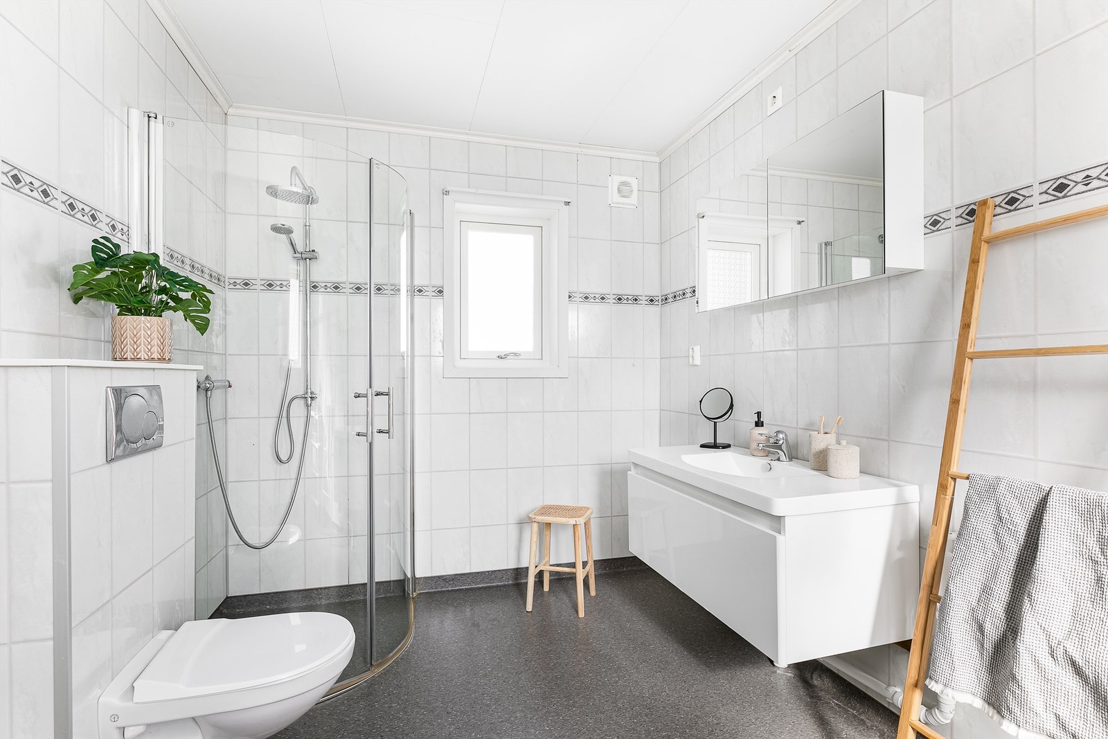 Badet i første etasje er fra 2012. Forhold knyttet til gulvet i dusjsonen er gitt TG 3, utbedring må påregnes. Galleribilde