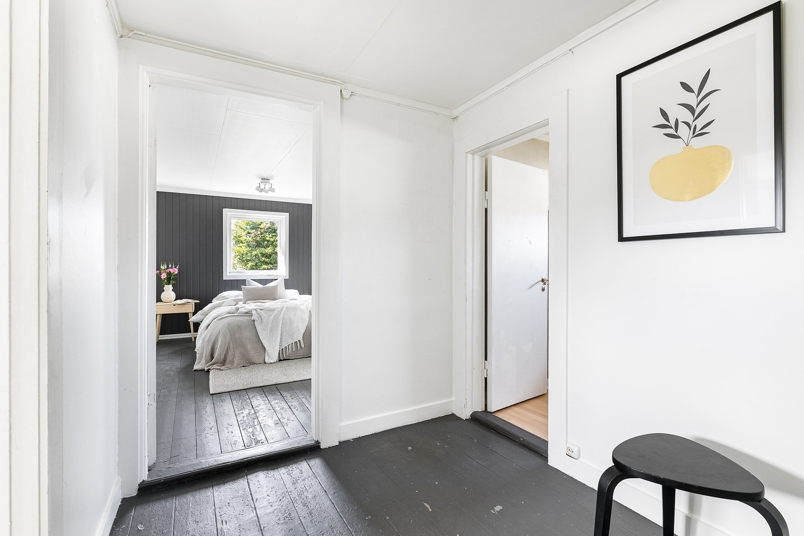 Malte tregulv med rustikk overflate minner om boligens alder. Galleribilde