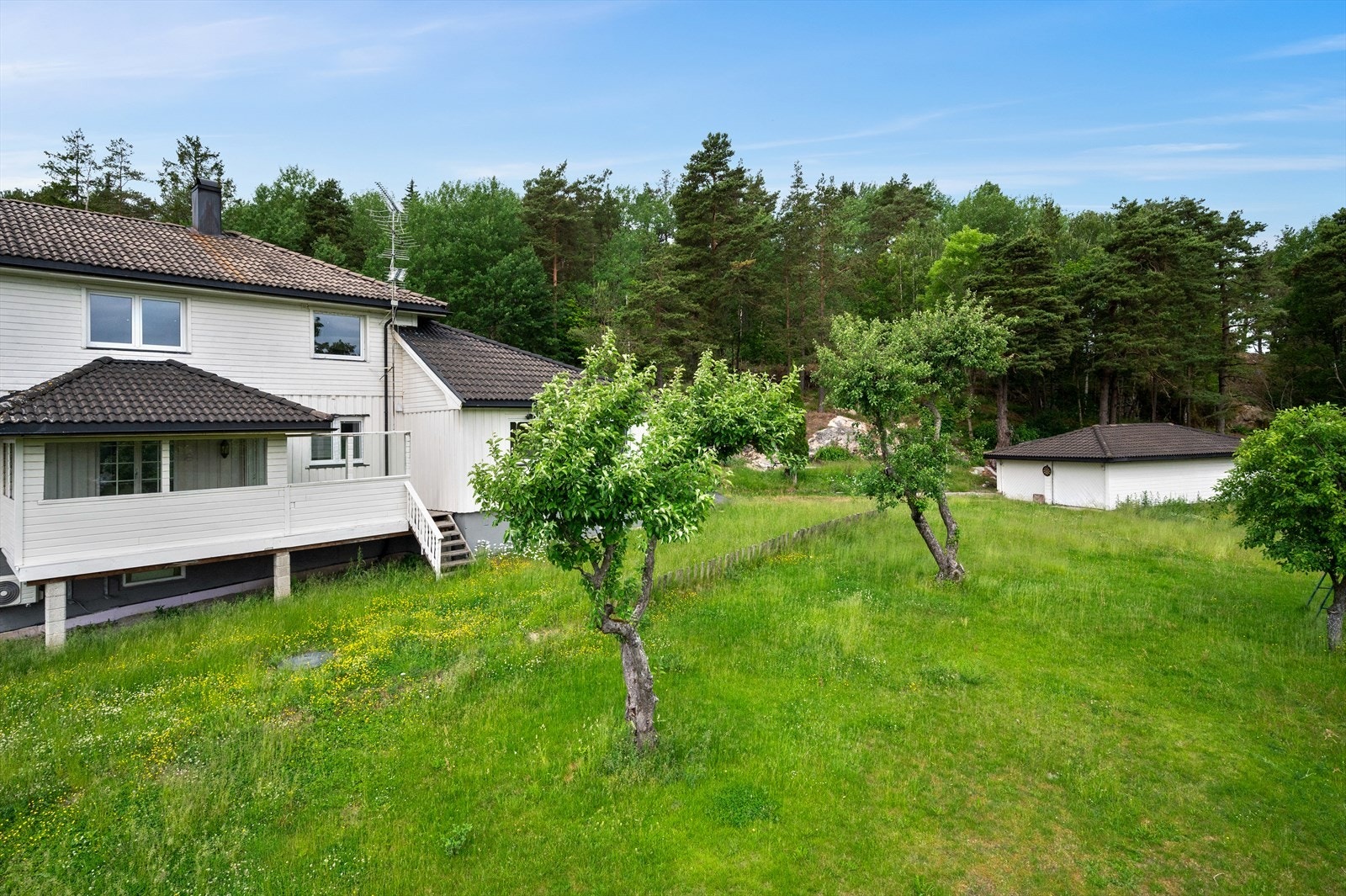 Boligen ligger på stor tomt - hele 3279.1m² Galleribilde