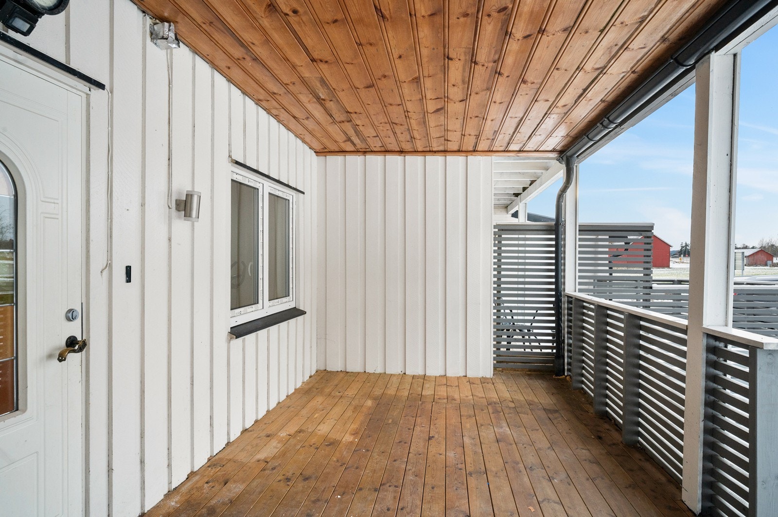 Inngangspartiet til 1. etasje er naturlig overbygget av verandaen i 2. etasje Galleribilde