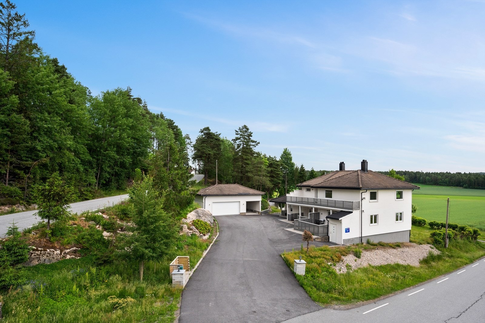 Stor og innholdsrik tomannsbolig, opprinnelig oppført i 1935, som er tilbygget i flere etapper Galleribilde
