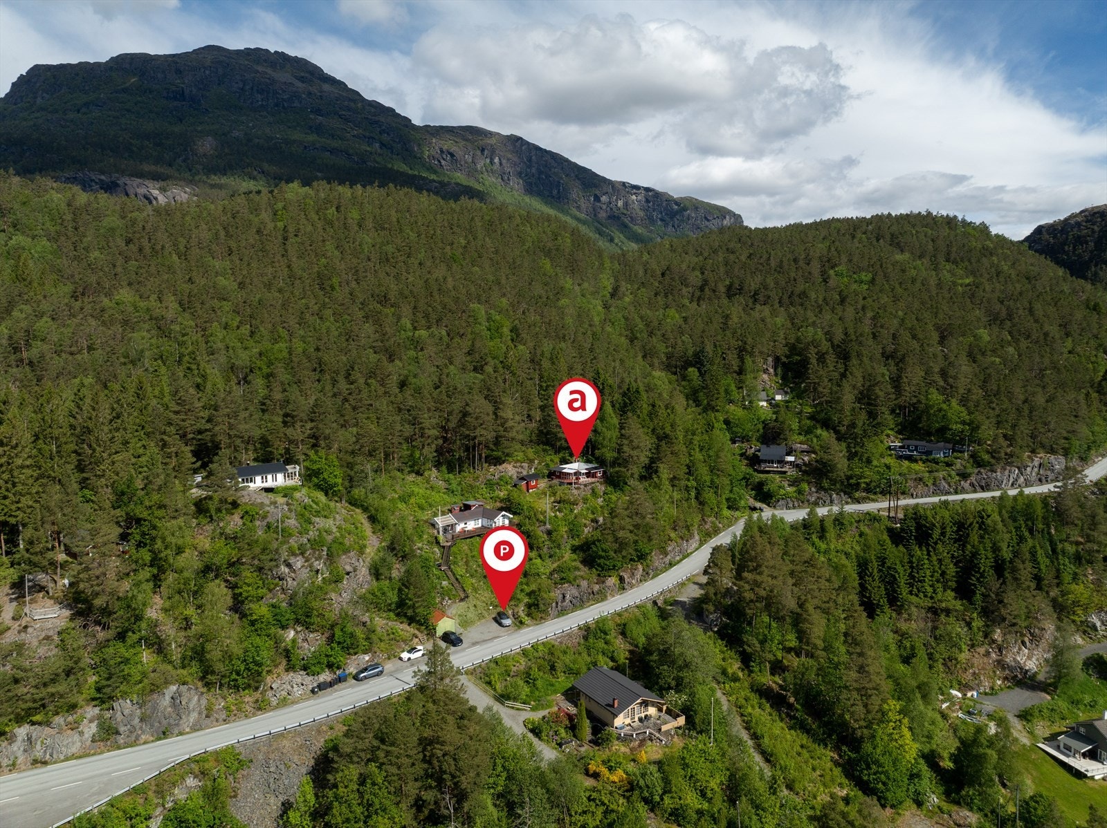Oversikt. Parkeringsplass like nedenfor hytta Galleribilde
