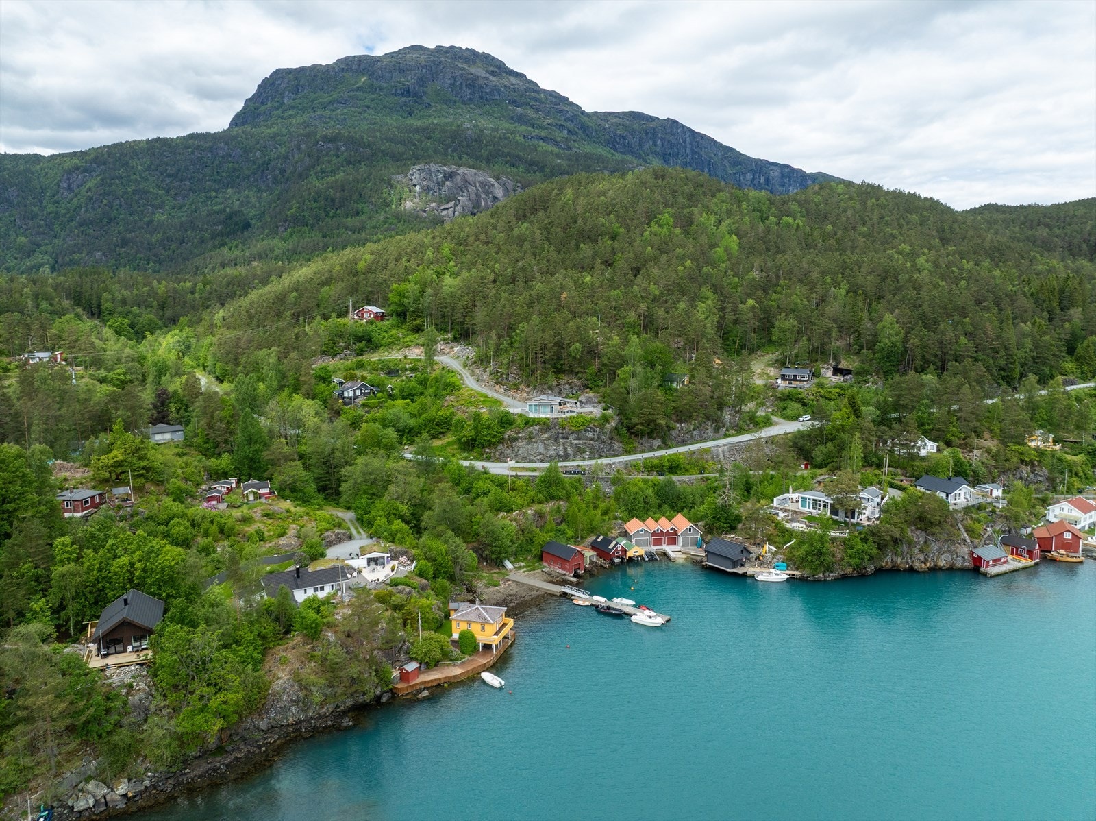 Oversikt - hytta er ca 500m fra naust (til høyre utenfor bildet) Galleribilde