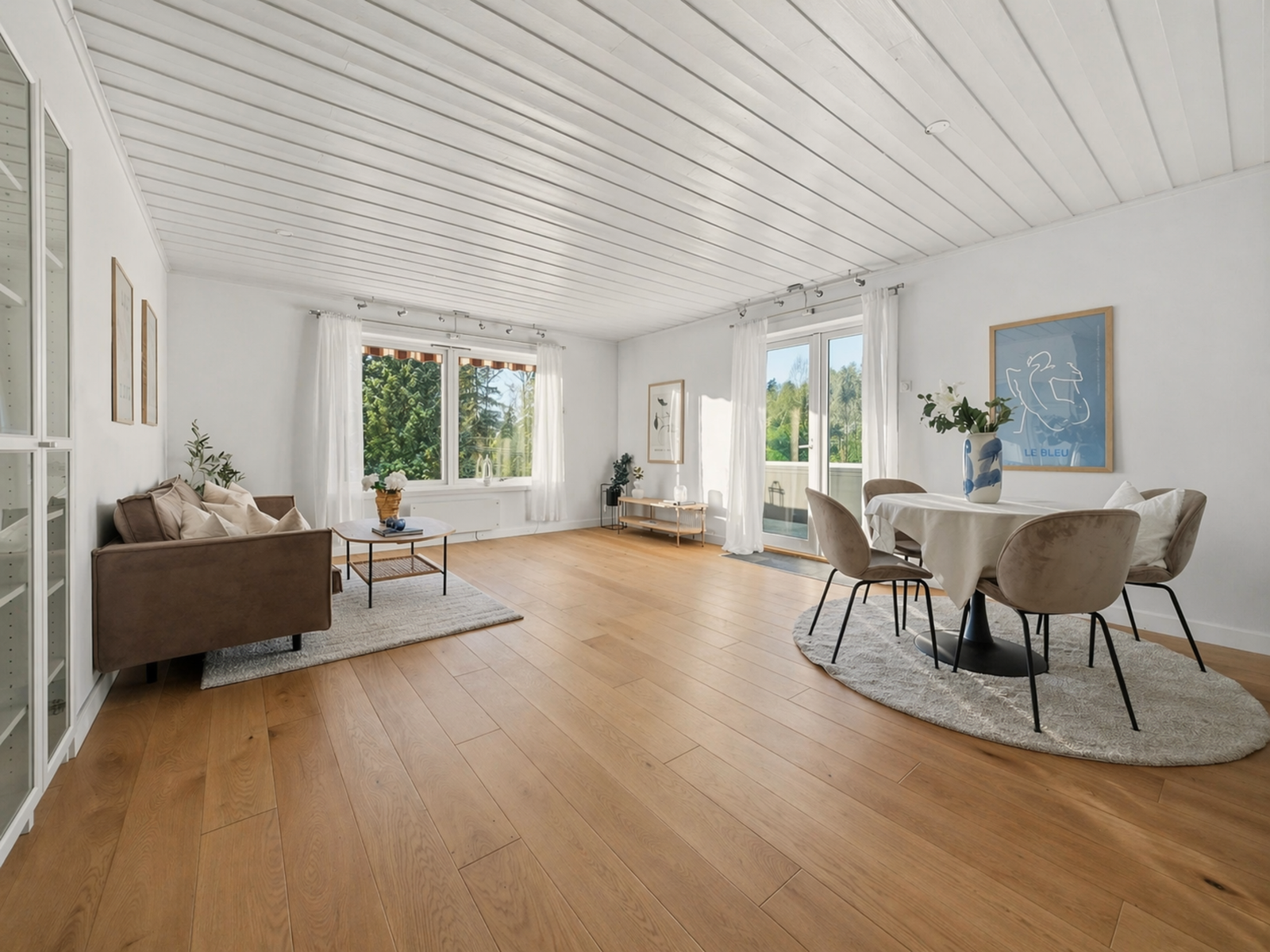 Her har du god plass til sofa og TV med tilhørende møblement. Galleribilde