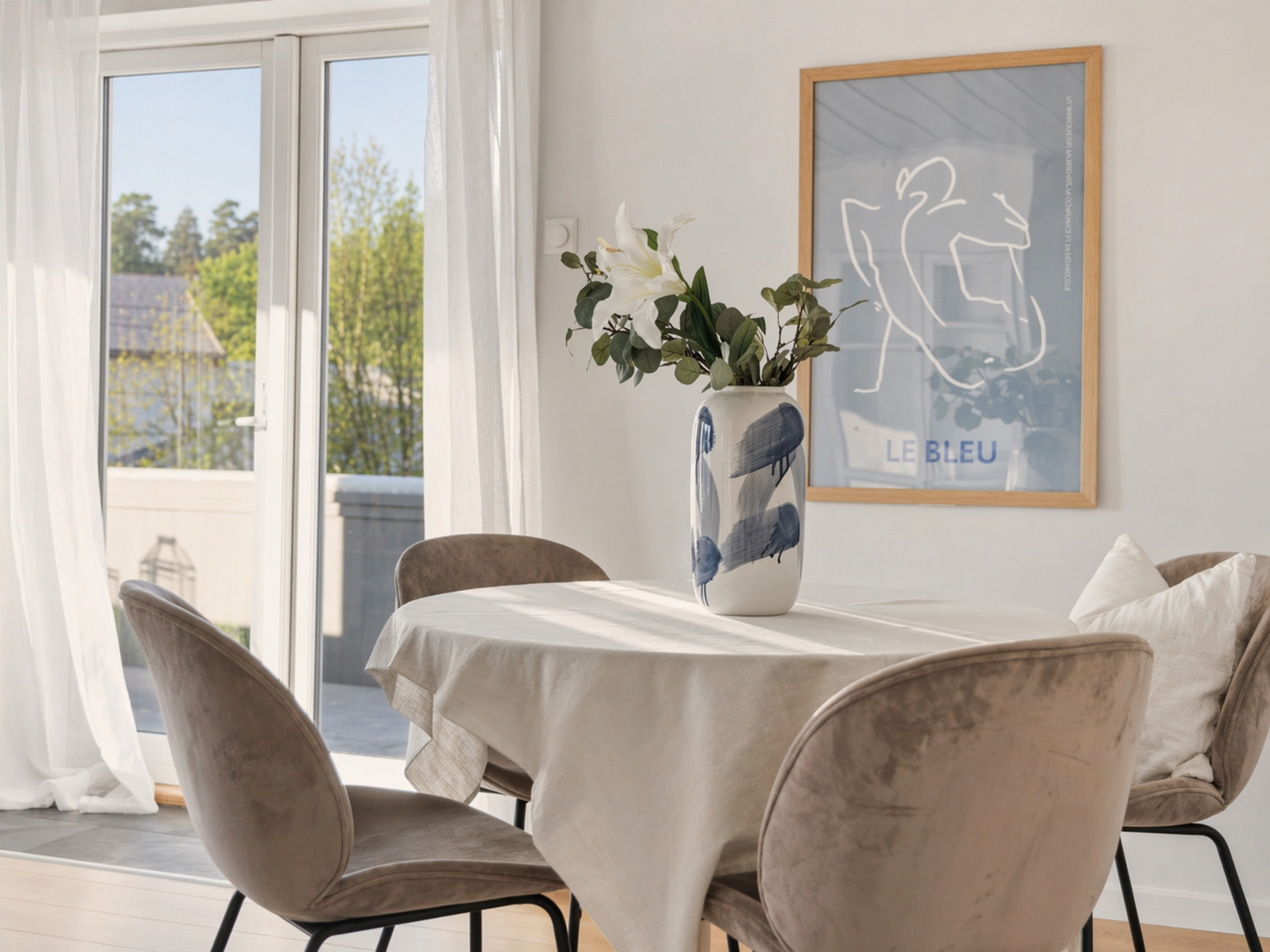I tilknytning til stue og kjøkken er det plass til å innrede med langbord eller annen ønsket spisegruppe. Galleribilde