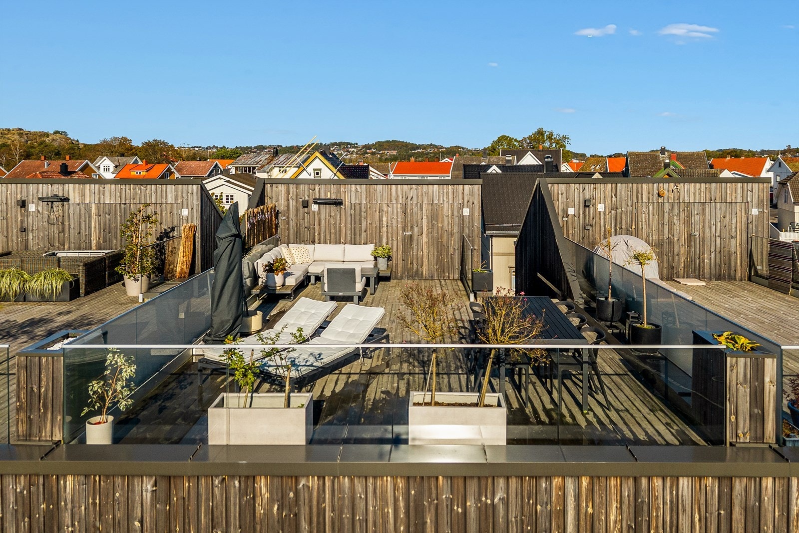 Romslig og solrik takterrasse med god plass til utemøbler. Galleribilde