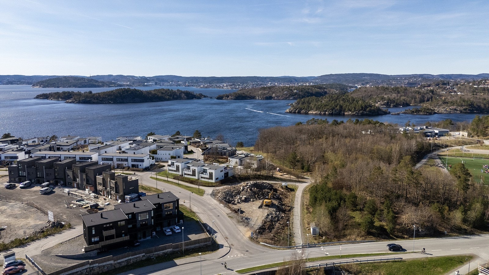 Utsikten mot Kristiansand og Korsvigfjorden. Kort vei til fotballbane og fellesområde med badeplass. Galleribilde