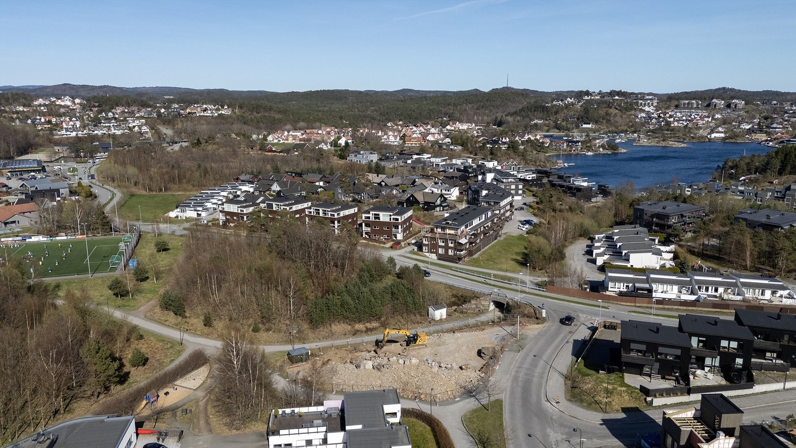 Kort vei til skole og fotballbane og matbutikk. Galleribilde