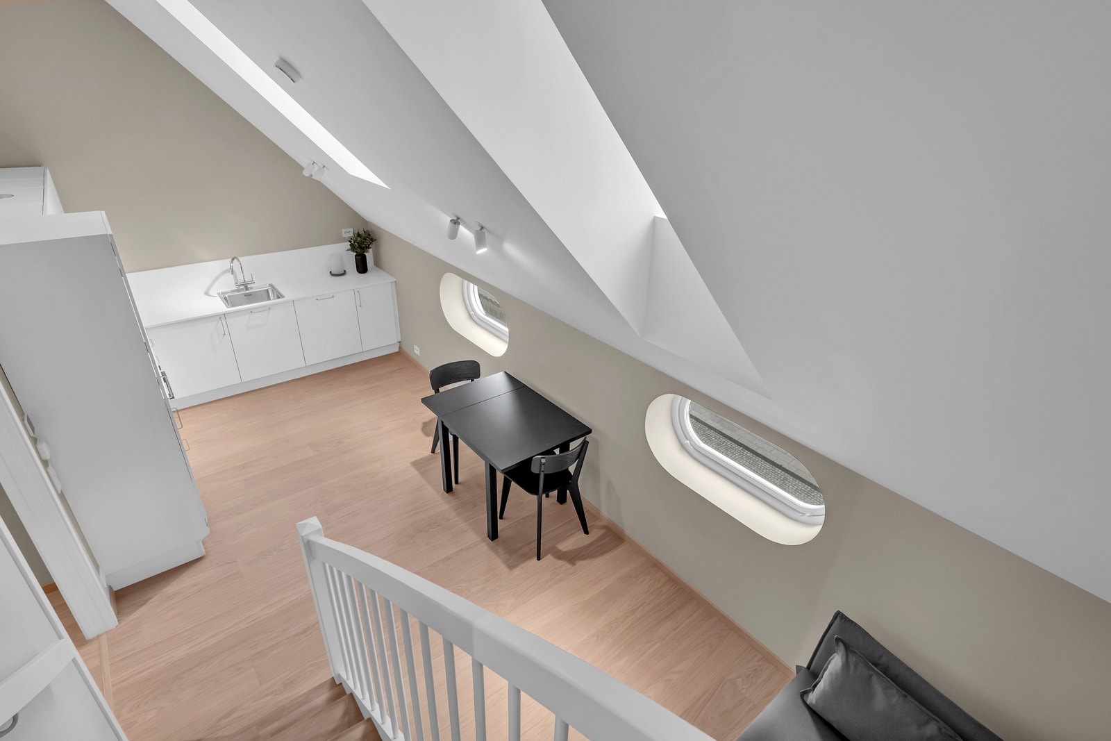 Boligen er møblert og er over to plan. Galleribilde
