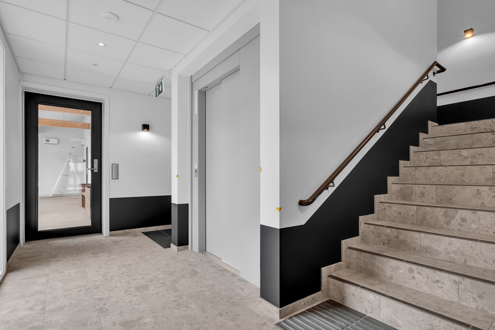 Oppgang - adkomst til leiligheten via heis og svalgang. Galleribilde
