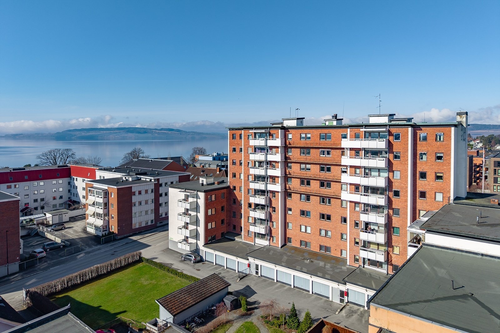 Leiligheten har en meget sentral beliggenhet i Hamar sentrum med gangavstand til alle fasiliteter, jernbanestasjon, butikker og spisesteder. Galleribilde