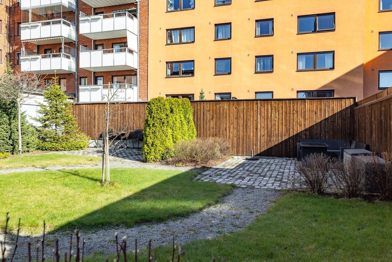 Borettslaget har en pen opparbeidet bakgård med sittegrupper og beplantning. Galleribilde