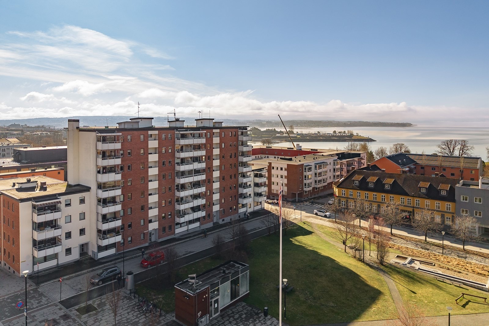 Det er kun noen minutters gange fra leiligheten til gågata og Hamar kulturhus. Galleribilde