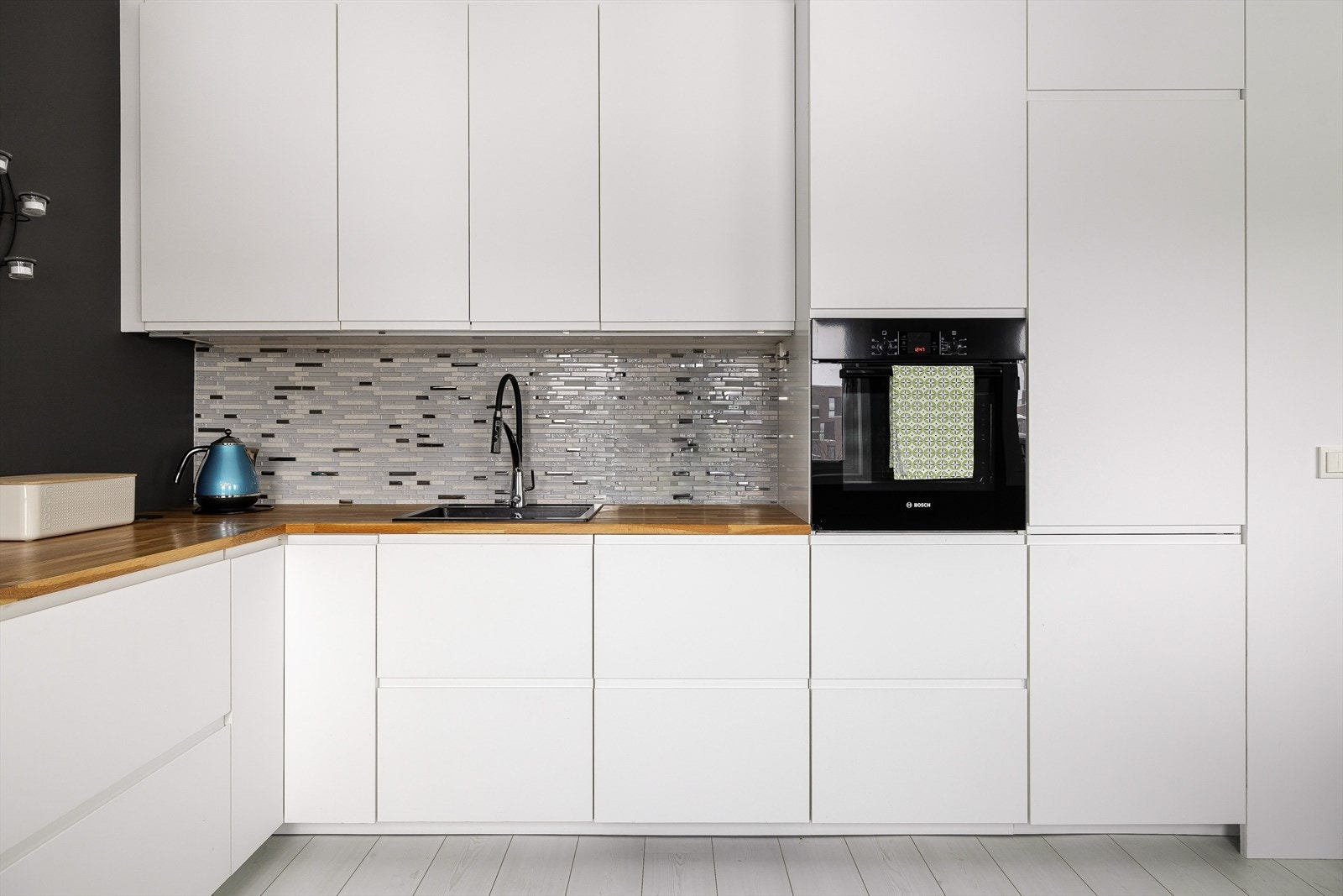 Innredningen er fra IKEA og er satt inn i 2019. I benkeryggen bak oppvaskkummen er det fliser. Galleribilde