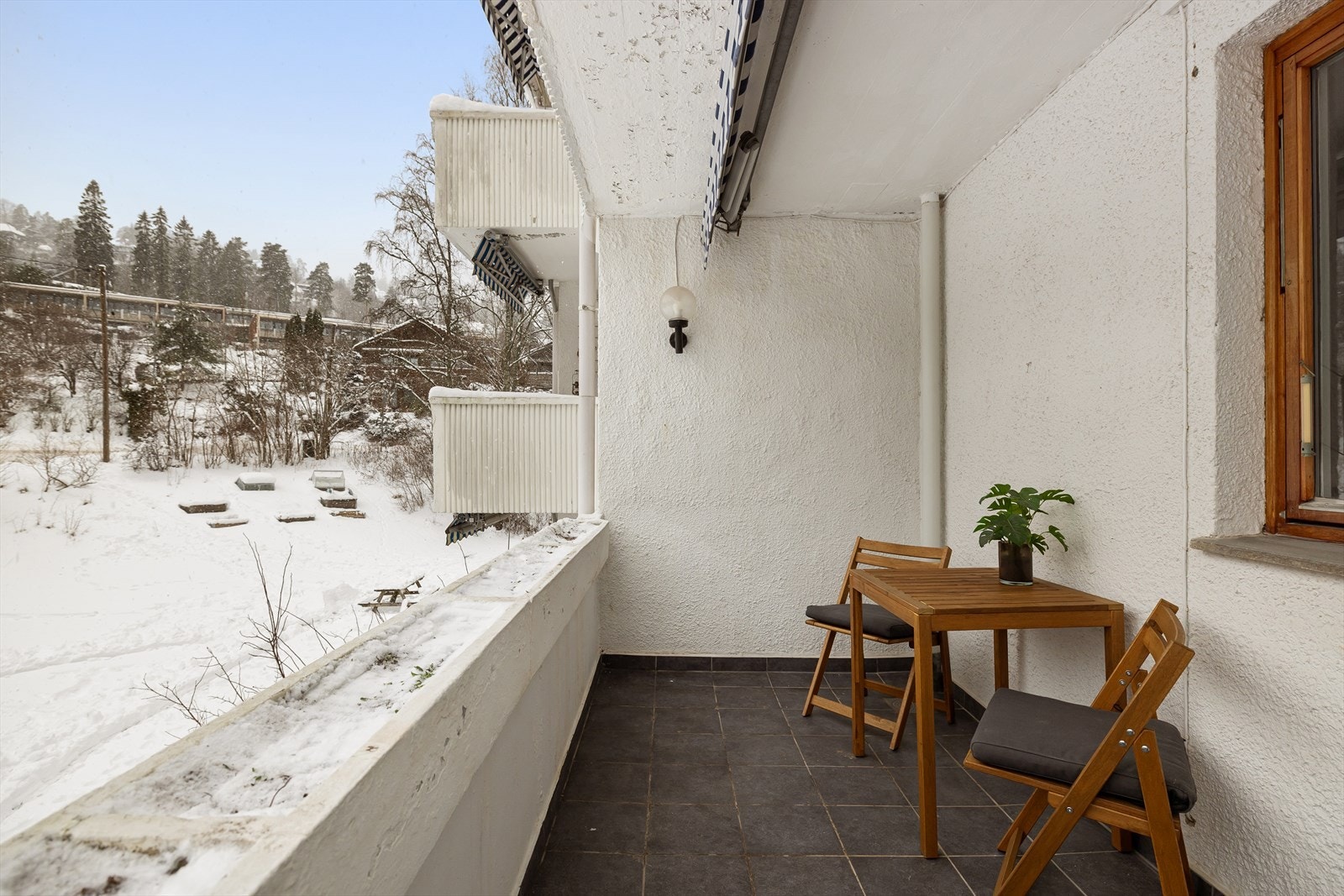 Vestvendt balkong på ca. 8 kvm med gode solforhold. Galleribilde